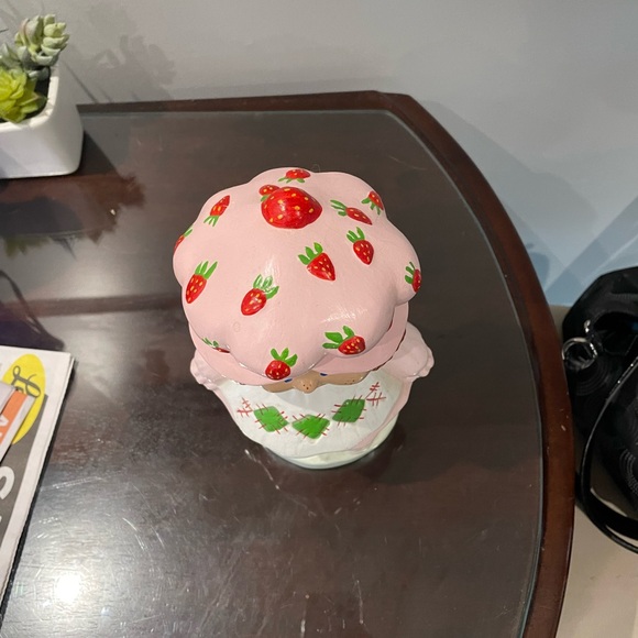 1982 Ceramic Strawberry Shortcake! - Picture 3 of 5